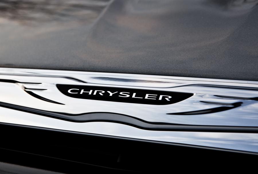  Chrysler 200 S Convertible 2011 года  (фото 14 из 18)